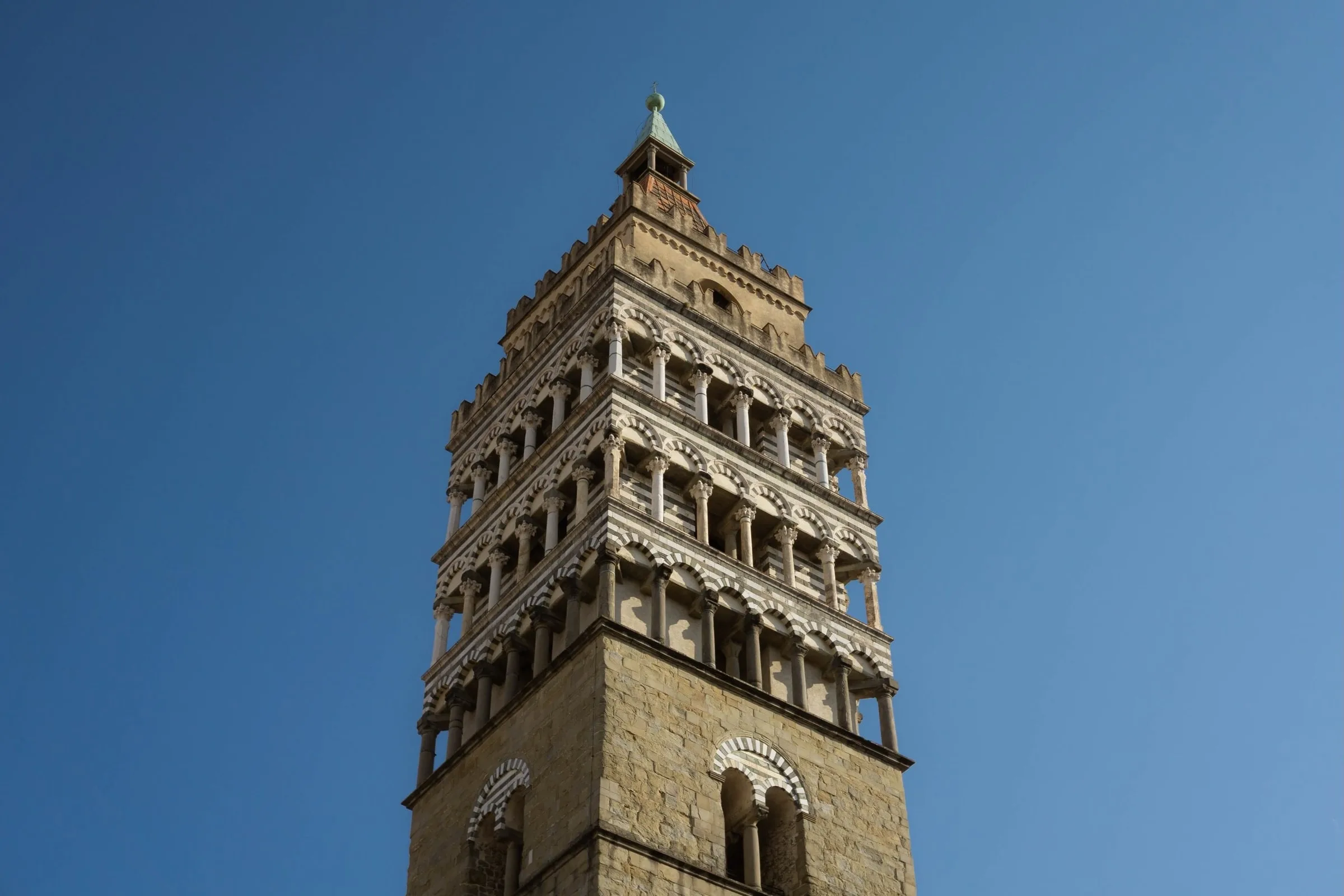Een stenen klokkentoren tegen een diepblauwe lucht