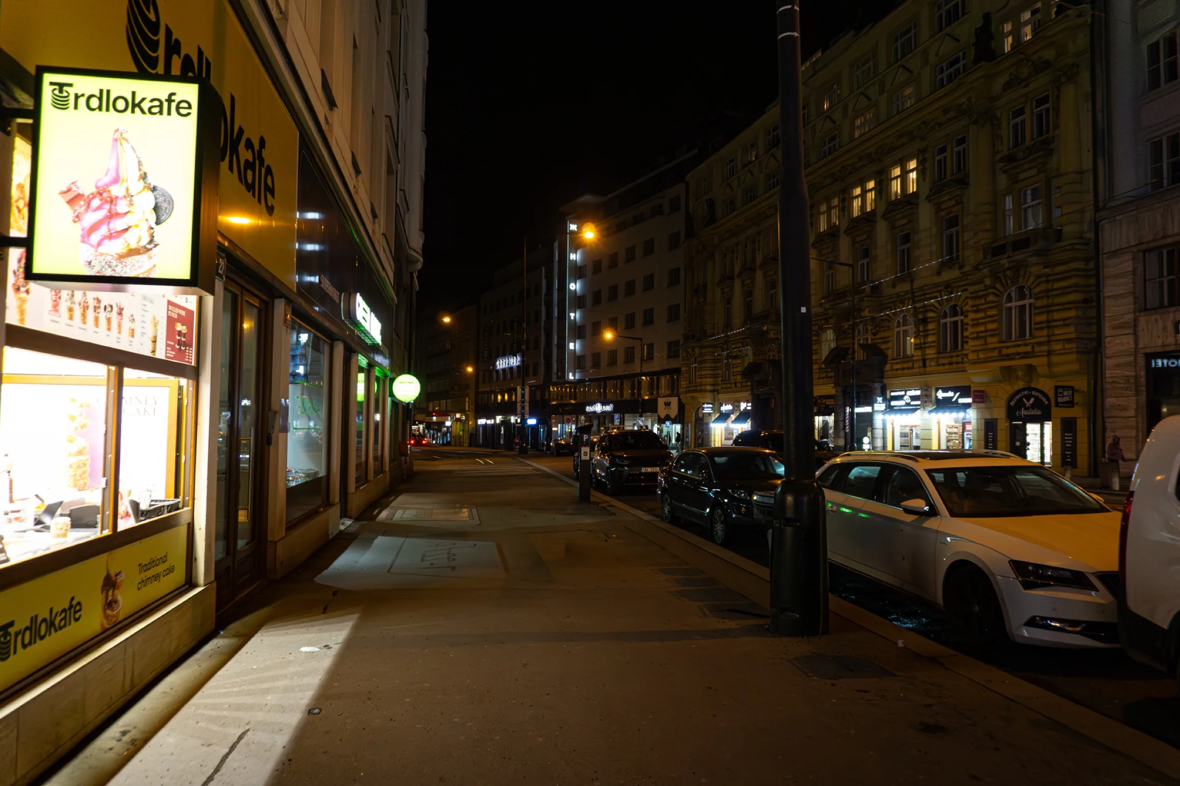 Een verlichte etalage in een straat bij nacht