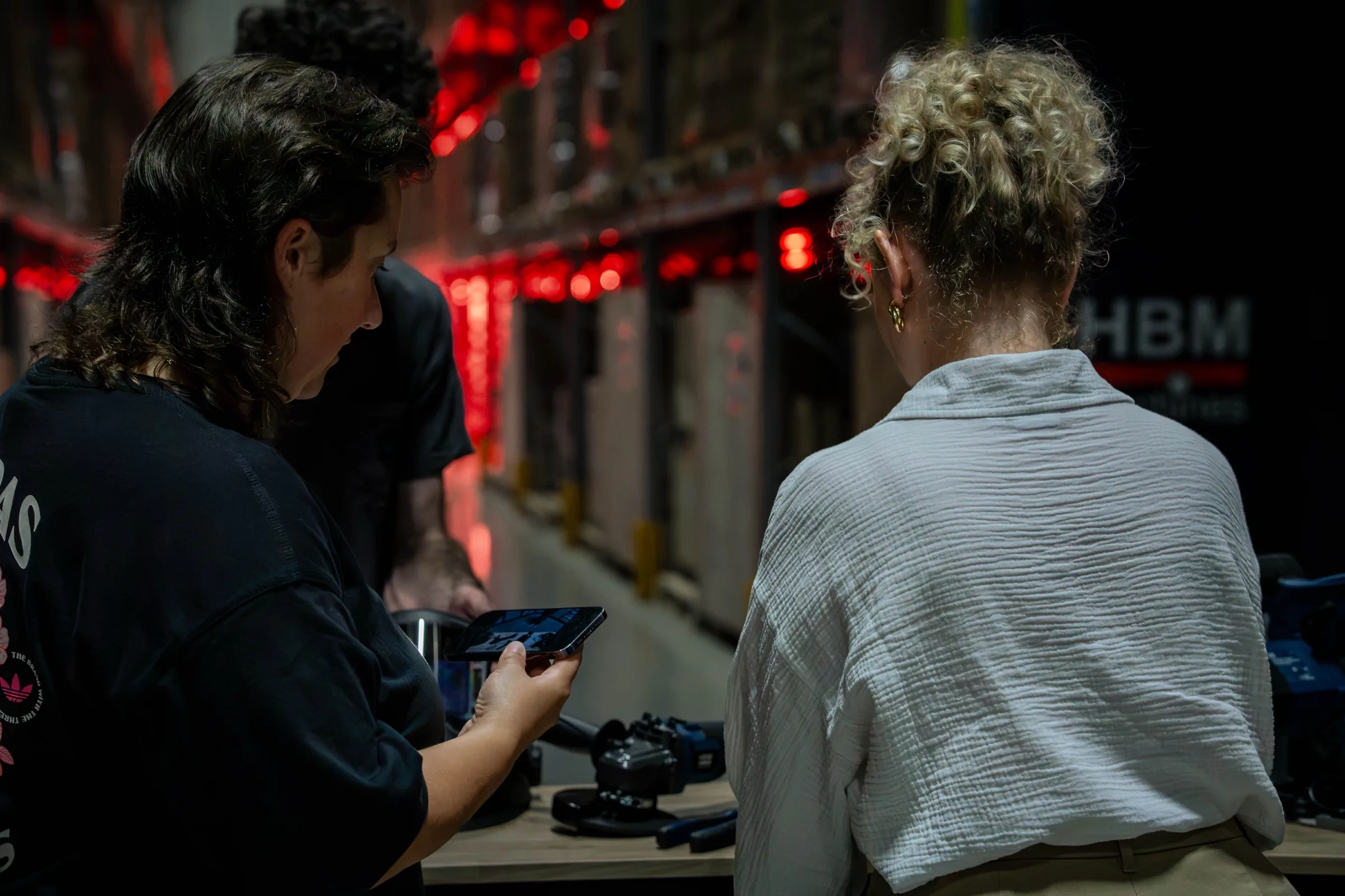 Twee vrouwen bekijken samen de opnames op een camera