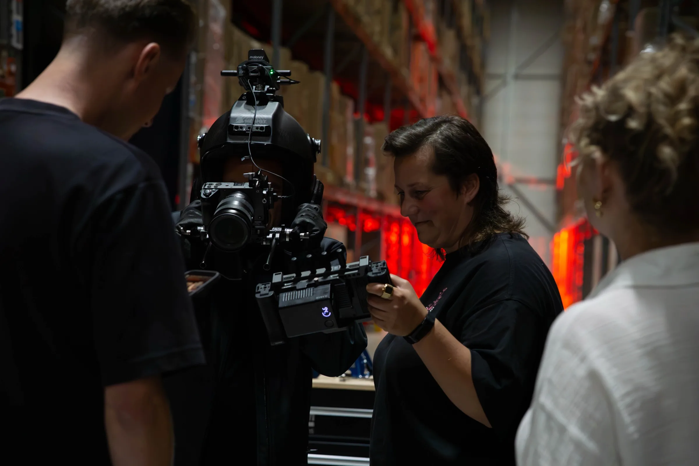 De crew overlegt rond een grote filmcamera