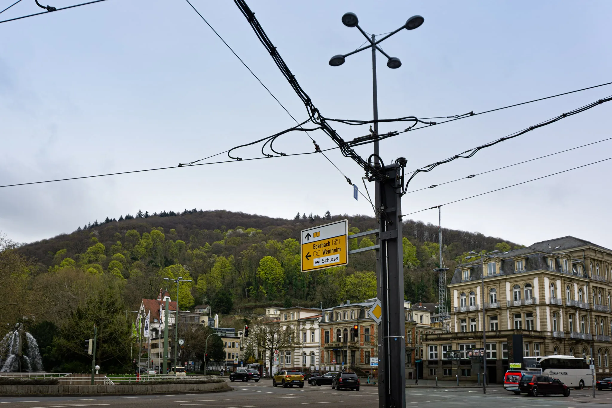 Tramdraden en een lantaarnpaal voor beboste heuvels
