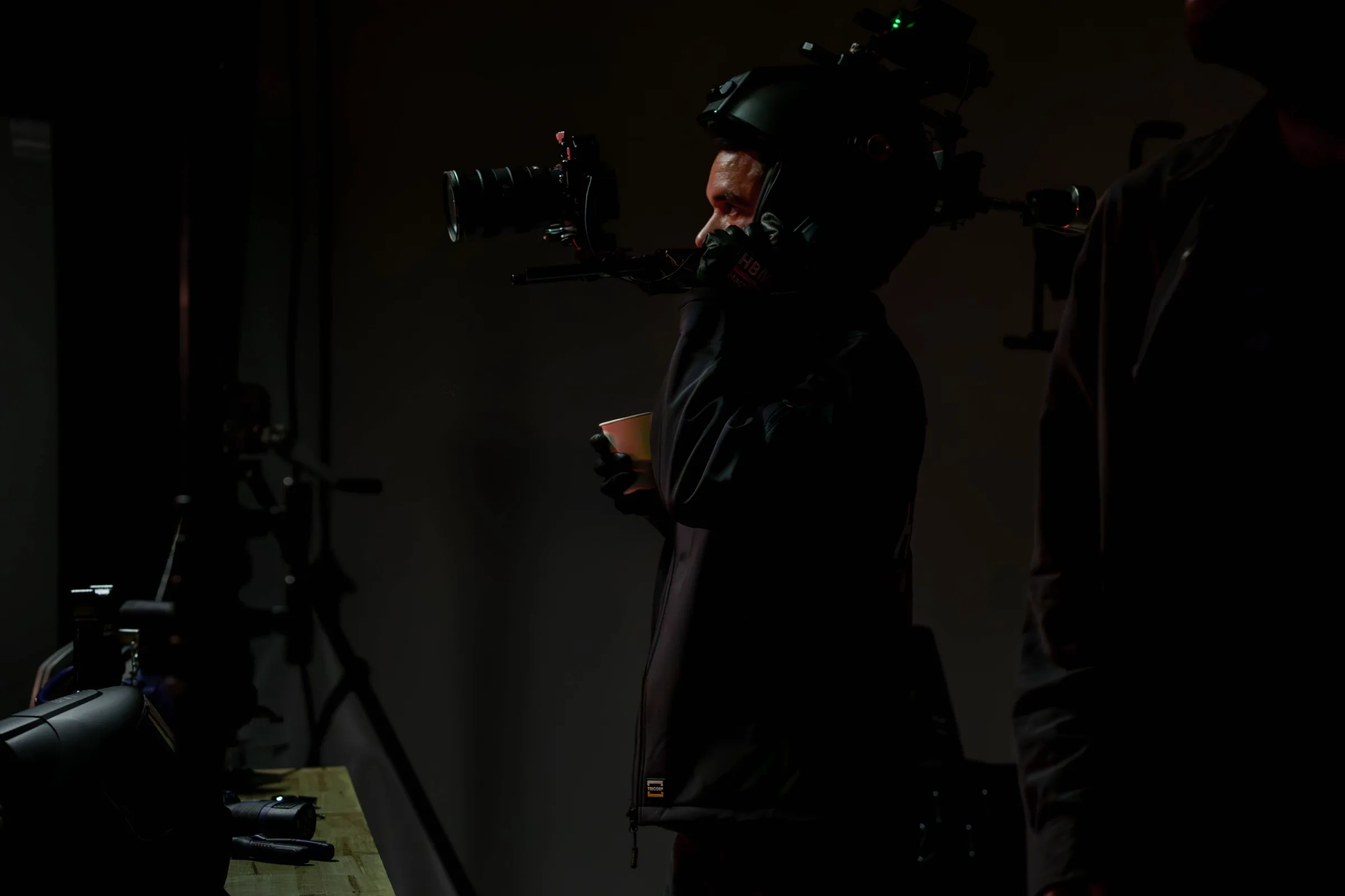 Silhouet van een cameraman met een camera op een stabilisator